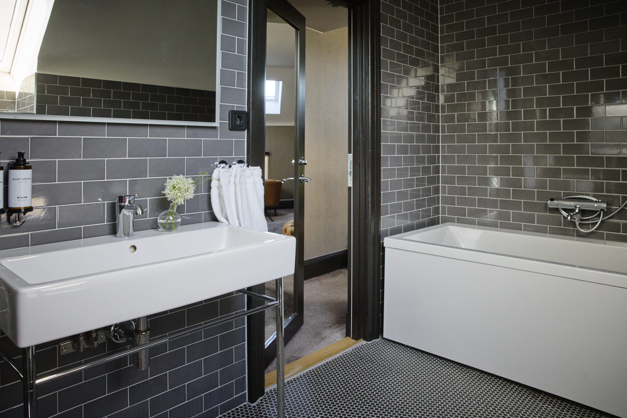 SUD_301_Upper_Bath